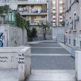 Via Tanzi dall'altra parte d� accesso accesso a vico Sant�Antonio. Quest�ultimo � un passaggio pedonale abbastanza inconsueto per una citt� �lineare� e a �misura d�auto� come Bari: scendendo tre scalini � possibile girare attorno al convento per arrivare poi su piazza Duca degli Abruzzi, l� dove sorge l�ingresso della chiesa di Sant�Antonio